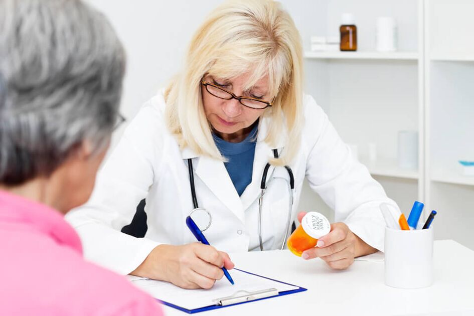 A doctor prescribes medication for hip pain