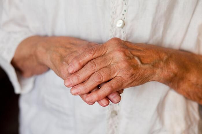 Pain in the joints of the hands often bothers the elderly